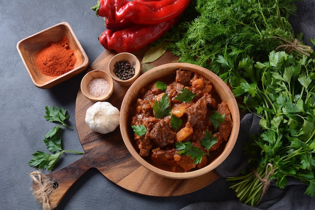 Goulash tradicional Hungarian Beef Meat Stew ou Sopa com Legumes e Molho de Tomate