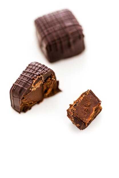 Gourmet 64% veganer Trüffel mit dunkler Schokolade auf weißem Hintergrund.