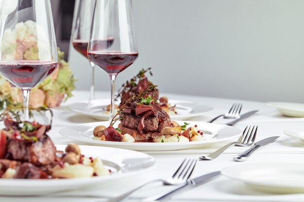 Gourmet-Aperitif: Schön dekorierte Catering-Bankett-Foie Gras mit Beeren.