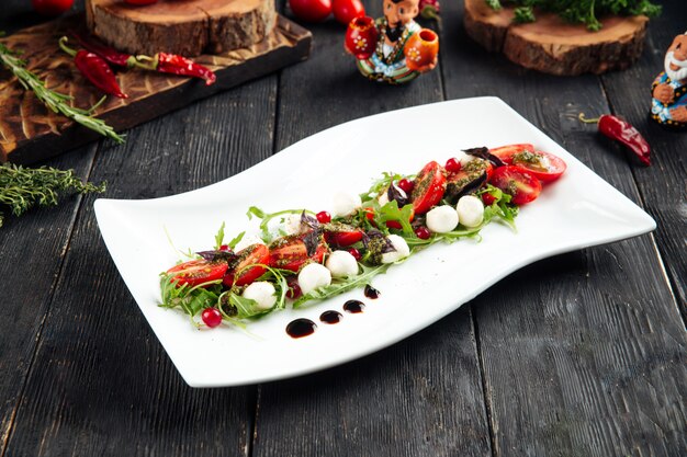 Gourmet appetitlicher Caprese-Salat mit Tomaten