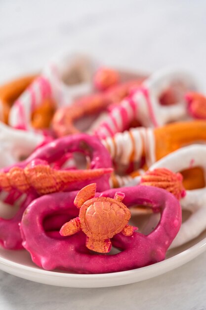 Foto gourmet brezel twist mit schokoladenüberzug