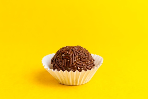 Gourmet-Brigadeiro auf gelbem Hintergrund