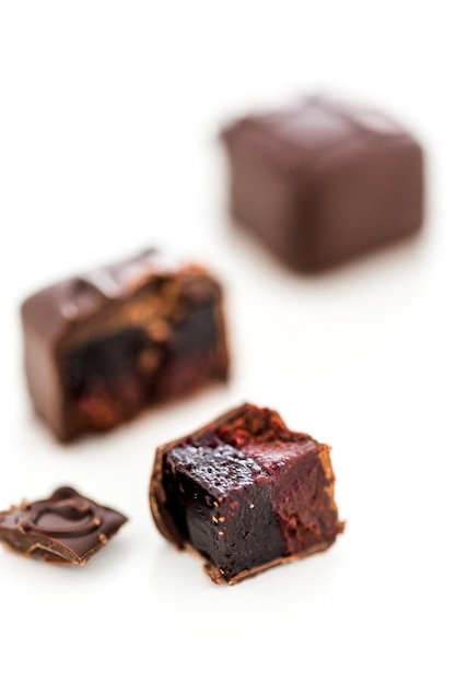 Gourmet-Brombeer-veganer Trüffel auf weißem Hintergrund.