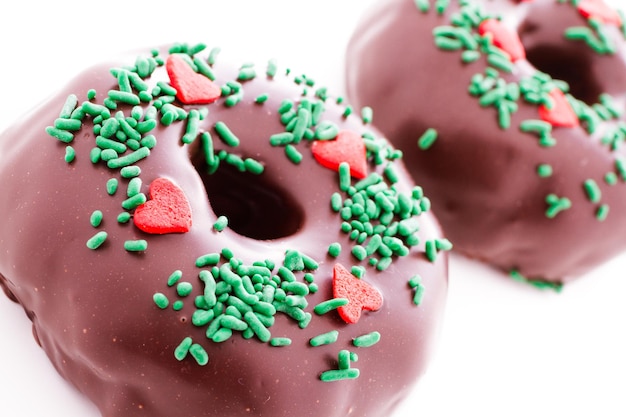 Foto gourmet-donut mit schokoladenüberzug, dekoriert als weihnachtskranz.