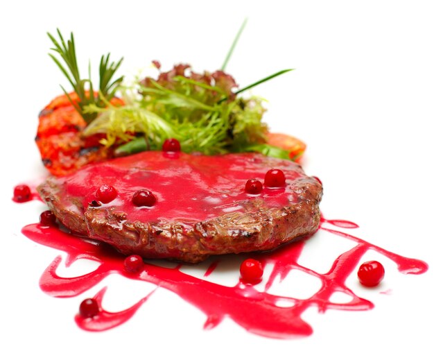 Gourmet-Essen - gegrilltes Steak in roter Sauce