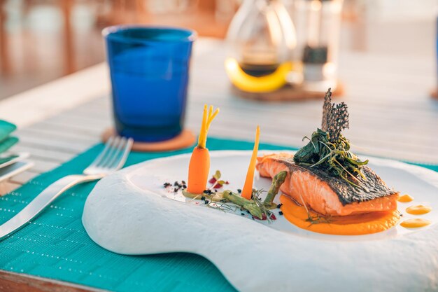 Gourmet-Essen in der Nähe im Restaurant im Freien Luxuriöser Lifestyle-Paar-Esstisch im Cousin des Resorts