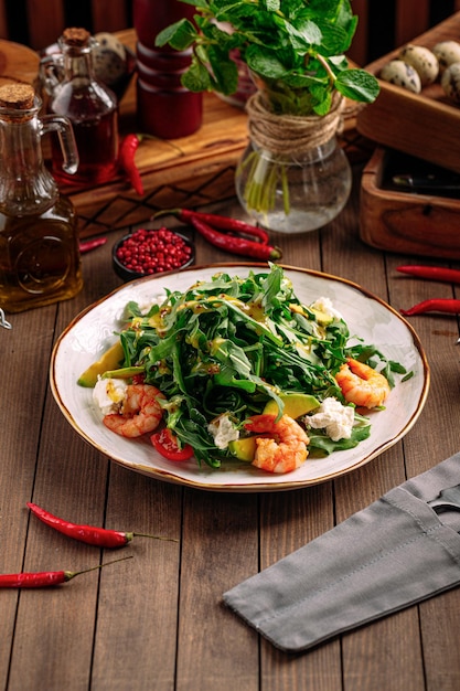 Gourmet-Garnelensalat mit Avocado und Rucola