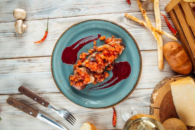 Gourmet-Hähnchenbrötchen mit Pfefferbraten und Sauce