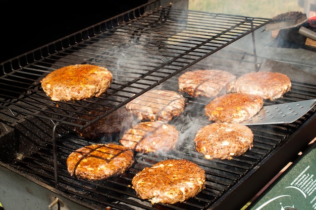 Gourmet-Hamburger pariert auf dem Grill.