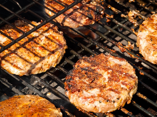 Gourmet-Hamburger pariert auf dem Grill.