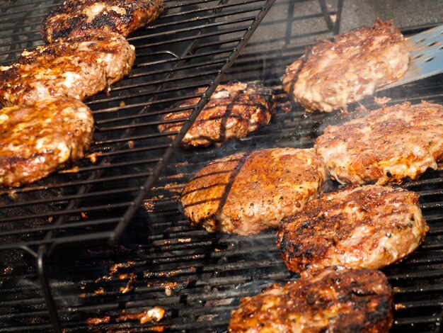 Gourmet-Hamburger pariert auf dem Grill.