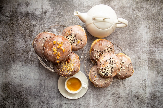 Gourmet hausgemachte polnische Paczki Donuts mit Kaffee, Draufsicht