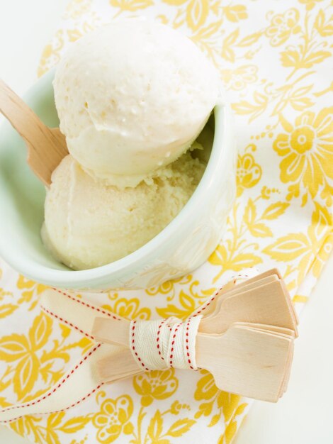 Gourmet helado de maíz dulce Olathe sobre fondo blanco.