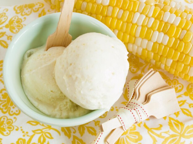 Foto gourmet helado de maíz dulce olathe sobre fondo blanco.