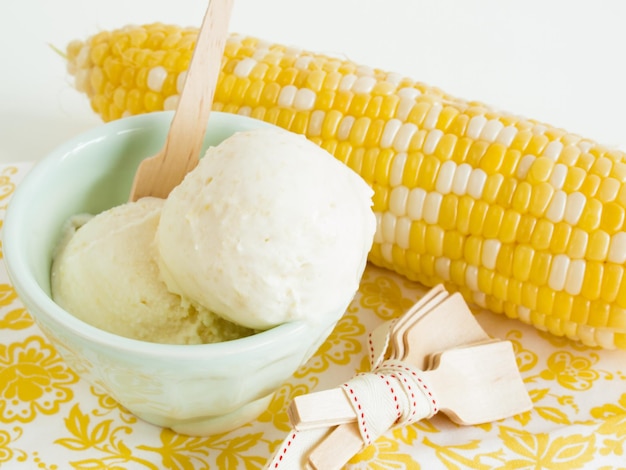 Gourmet helado de maíz dulce Olathe sobre fondo blanco.