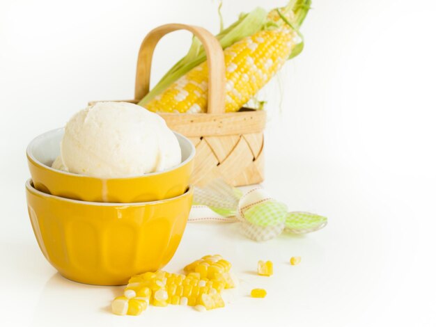 Gourmet helado de maíz dulce Olathe sobre fondo blanco.