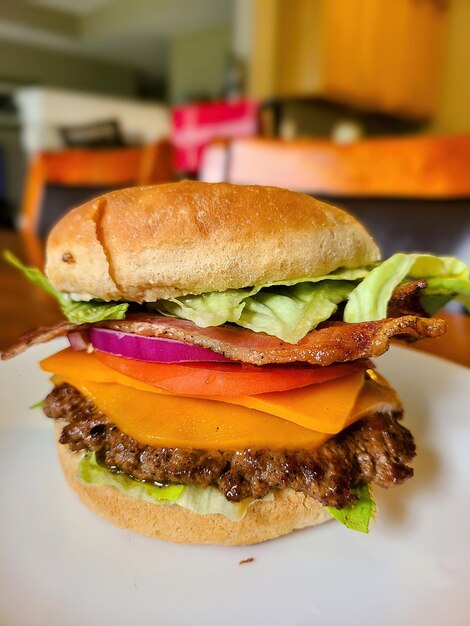 Gourmet-Käseburger mit Speck und frischen Toppings