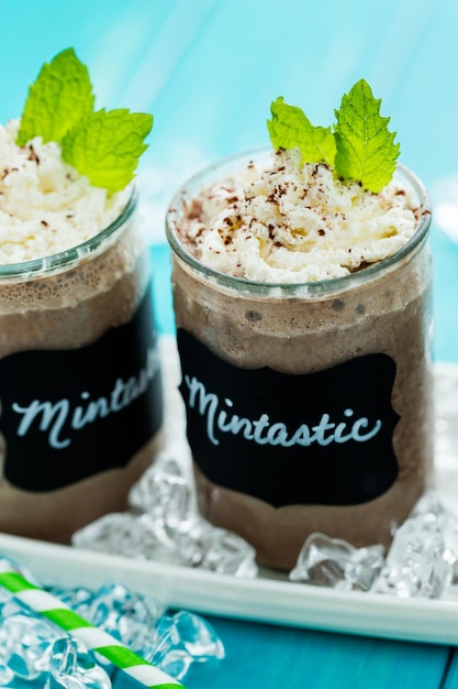 Foto gourmet kaltes mintastisches schokoladengetränk garniert mit kakaopulver und minze.