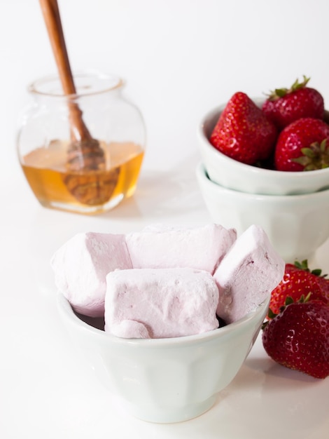 Gourmet marshmallows de morango em fundo branco.