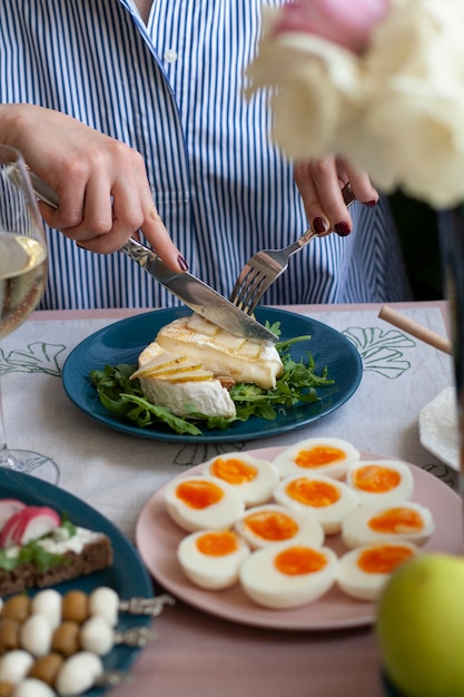 Gourmet-Mittagessen für zwei Personen. Gegrillter Camembert, Roggenbrot-Sandwiches, verschiedene Vorspeisen und Wein.