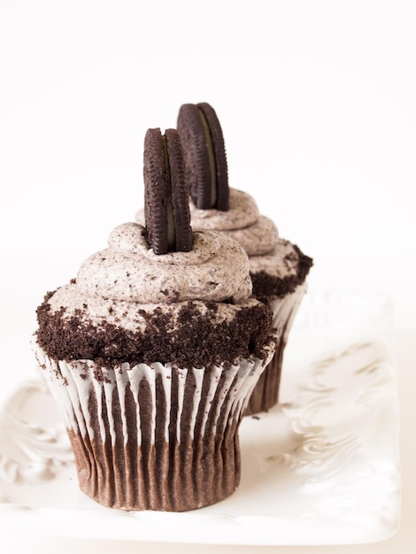 Gourmet Oreo Cupcake auf weißem Hintergrund.