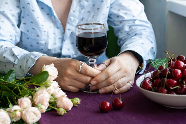 Gourmet-Pause. Glas Wein und eine Schüssel Kirschen.