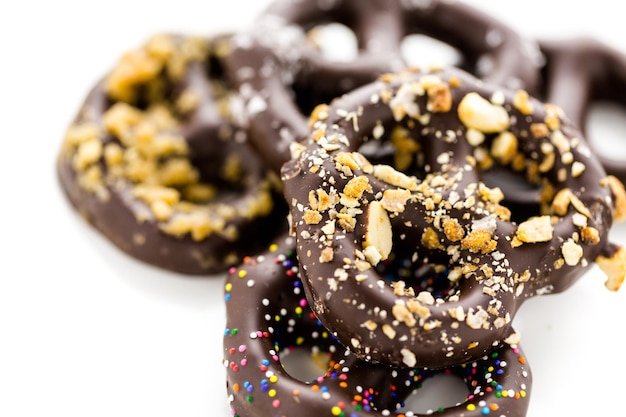 Foto gourmet pretzels com cobertura de chocolate em um fundo branco.