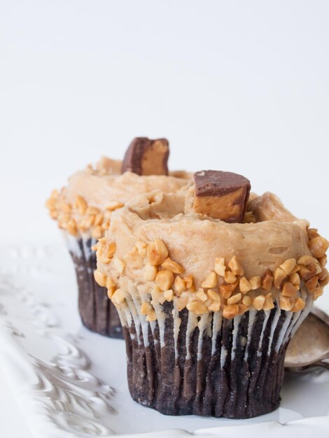 Gourmet reese's butter cupcake cupcake em branco backround.