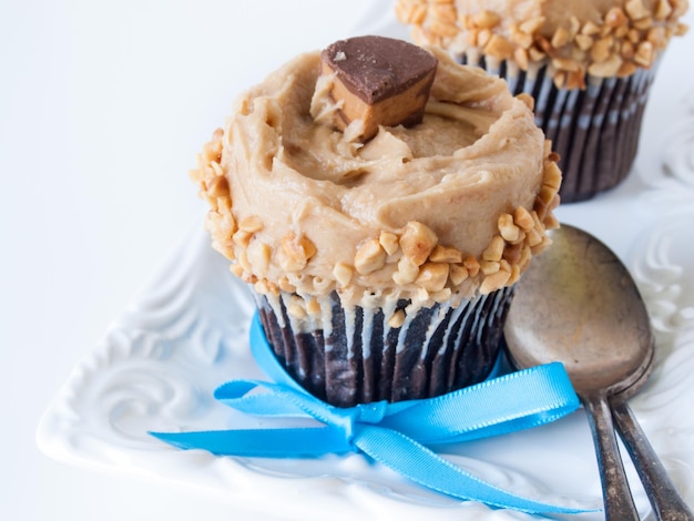 Gourmet Reese's butter cupcake cupcake em branco backround.