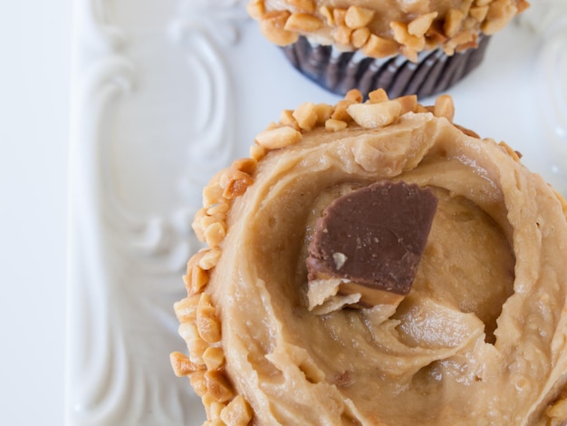 Gourmet reese's butter cupcake cupcake em branco backround.