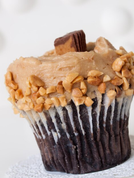 Gourmet Reese's Erdnussbutter Cupcake auf weißem Hintergrund.