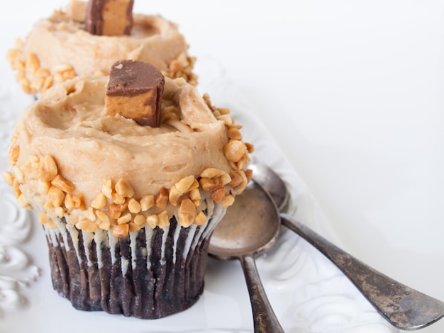 Gourmet Reese's Erdnussbutter Cupcake auf weißem Hintergrund.