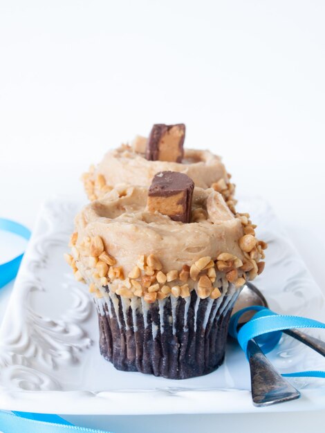 Gourmet Reese's Erdnussbutter Cupcake auf weißem Hintergrund.