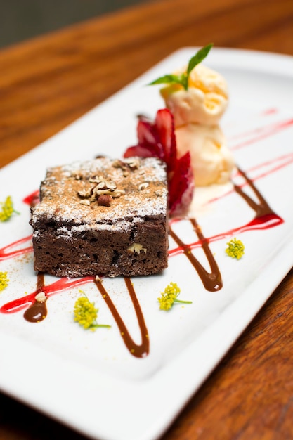 Gourmet-Restaurant mit Schokoladenbrownies-Dessert