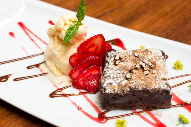 Gourmet-Restaurant mit Schokoladenbrownies-Dessert