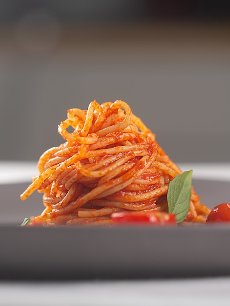 Gourmet-Restaurantgericht Pasta in Tomatensauce mit Kirschtomaten und Basilikum