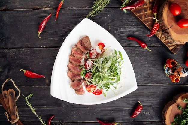 Gourmet-Roastbeef mit Rucola-Tomaten-Salat