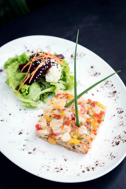 Gourmet-Roh-Tunfisch-Tartare-Ceviche mit Mango-Lime und Chili