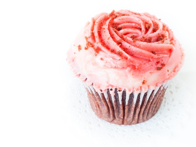 Gourmet roter Welveet Cupcake auf weißem Hintergrund.