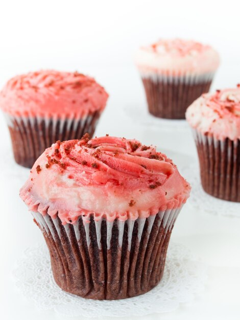 Gourmet roter Welveet Cupcake auf weißem Hintergrund.