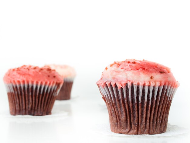 Gourmet roter Welveet Cupcake auf weißem Hintergrund.