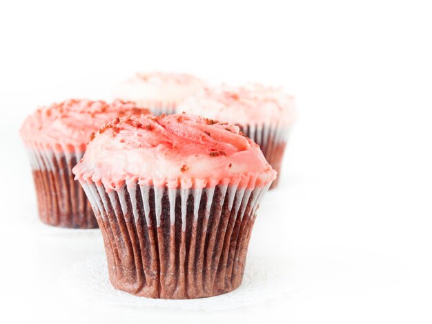 Gourmet roter Welveet Cupcake auf weißem Hintergrund.