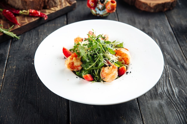 Gourmet-Rucola-Garnelen-Salat in weißer Platte