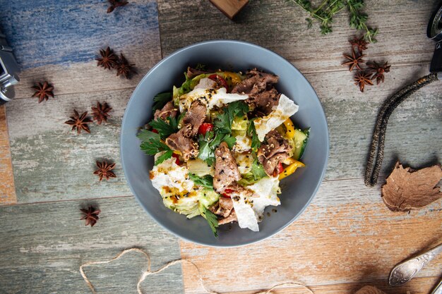 Gourmet-Salat mit Roastbeef und Gemüse