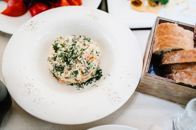 Gourmet-Salate auf weißem Hintergrund. Feiertagsessen.