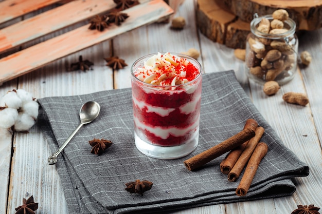 Gourmet-Schichtdessertparfait-roter Samtkuchen