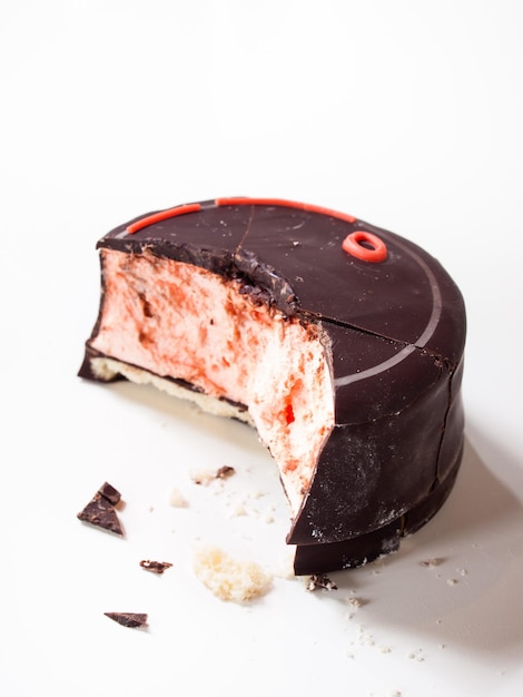 Gourmet-Schokolade bedeckt Blutorange-Marshmallows auf weißem Hintergrund.