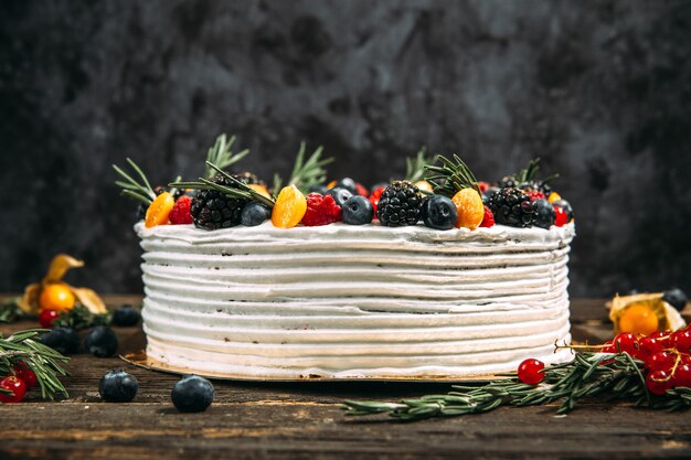 Gourmet süßer Dessertkuchen mit Sahne und Beeren