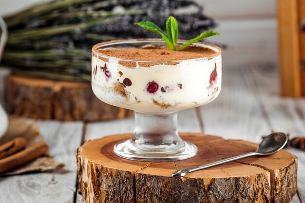 Gourmet süßes Tiramisu Dessert mit Minzblättern