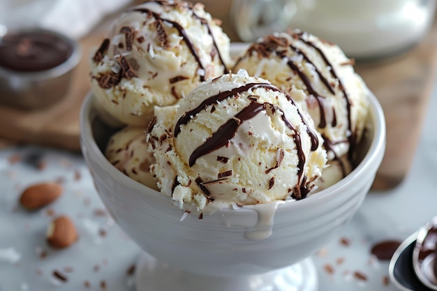 Foto gourmet-vanille-eis mit schokoladensirup in einer weißen schüssel mit mandeln